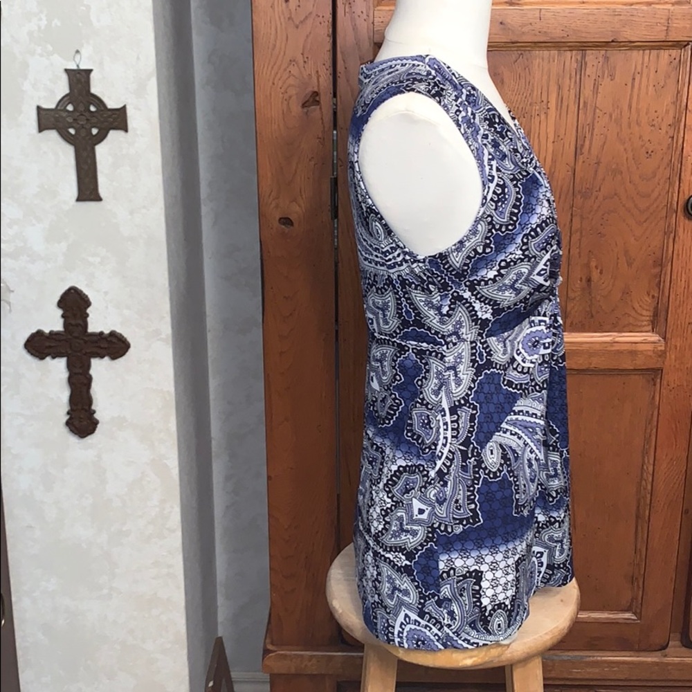 💜V-Neck Paisley Sleeveless Top💙 - Picture 2 of 8
